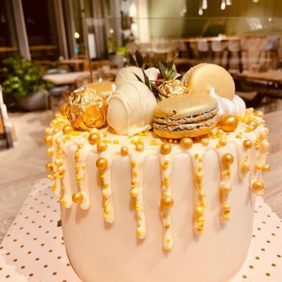 Торта с Бонбони и френски макарони 581